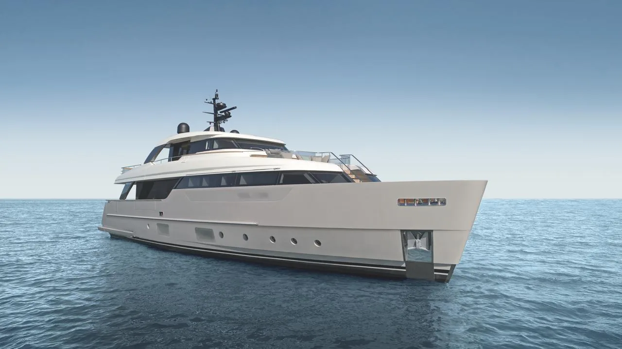 Three-quarter view from the bow